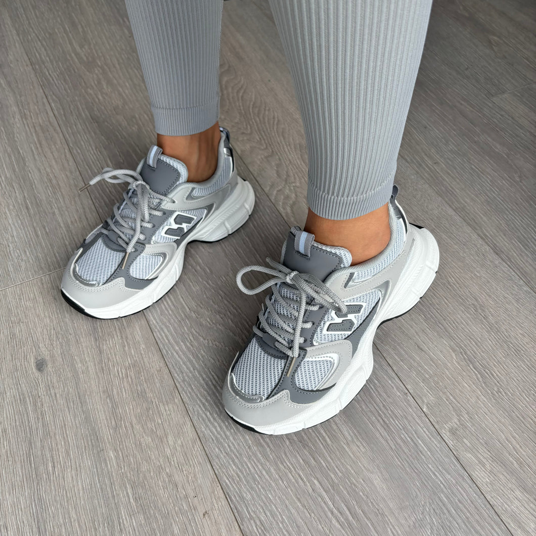 Nessa trainers - grey/silver (size up)