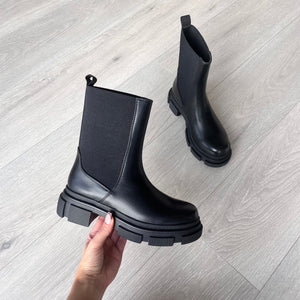 Eve chunky sole boots - black