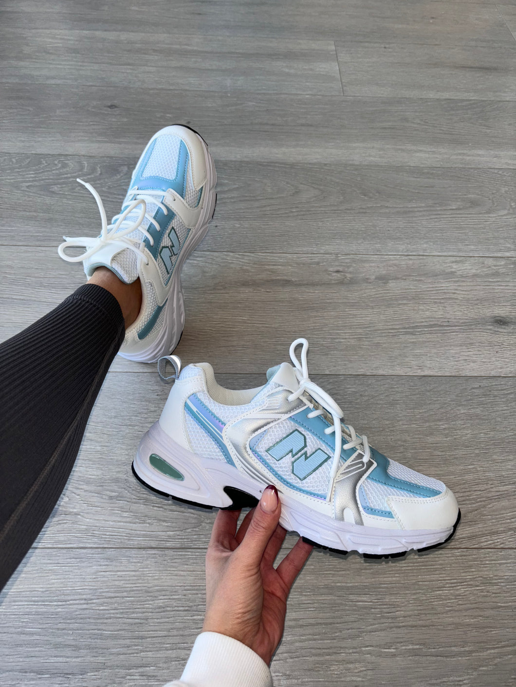 Nessa trainers - white/blue metallic (true to size)